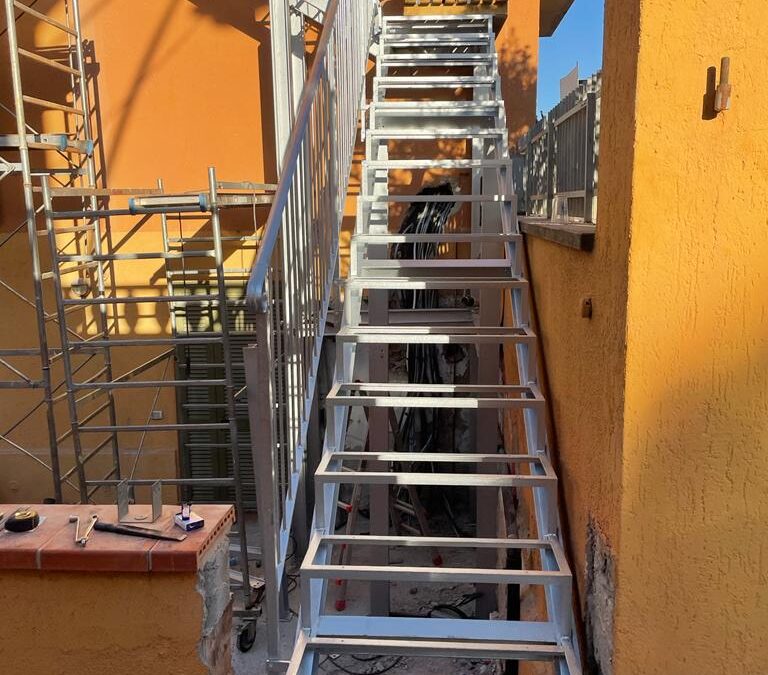 Scala Esterna in Ferro in Toscana: Progettazione su Misura per l’Architettura Moderna